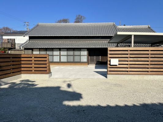 広い敷地に母屋、2階建ての離れ、作業場、ガレージ、農機具小屋など、複数の建物のある農家住宅です。築120年の母屋は痛みもゆがみもほとんどない、立派な物でした。ここを残すべきだと考えました。