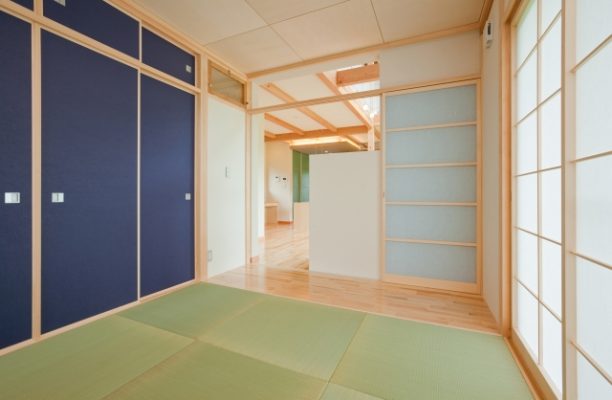 1階の和室。壁には和紙を貼りました。天井はシナを市松に。
建具は施主といろいろ迷いながら群青色に決定。すっきり素敵になりました。