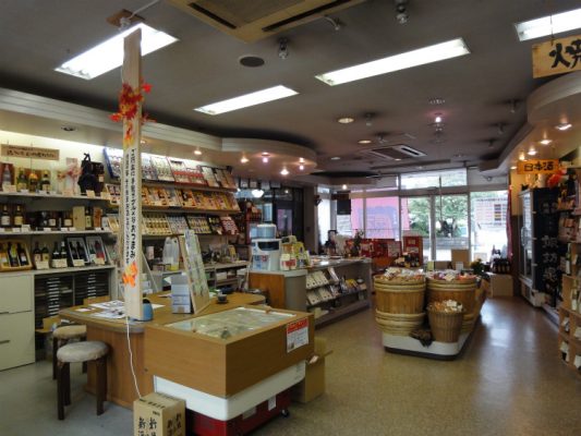 改装前の店の様子。レジと事務スペース。