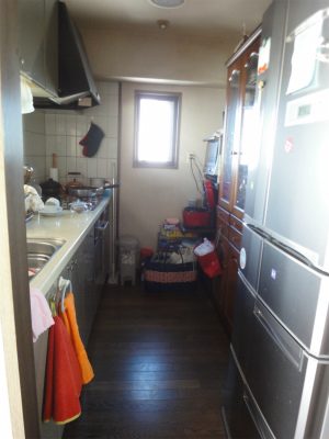 既設キッチンは2ウェイでしたが洗面の扉は食器棚の後ろです。