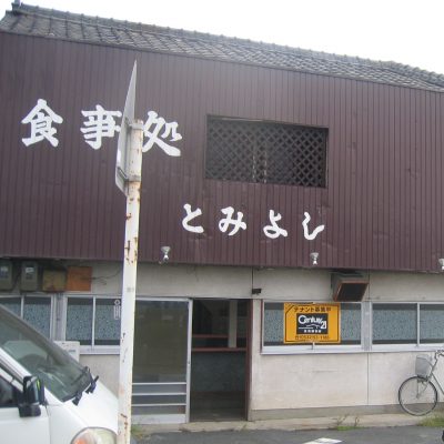 木造２階建ての１階。長年空き家になっていた居抜店舗を改装します。
こちらは、改装前の店舗ファサード
1階に壁がなく耐震性も不安です。