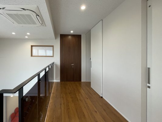 2階のホールからの廊下